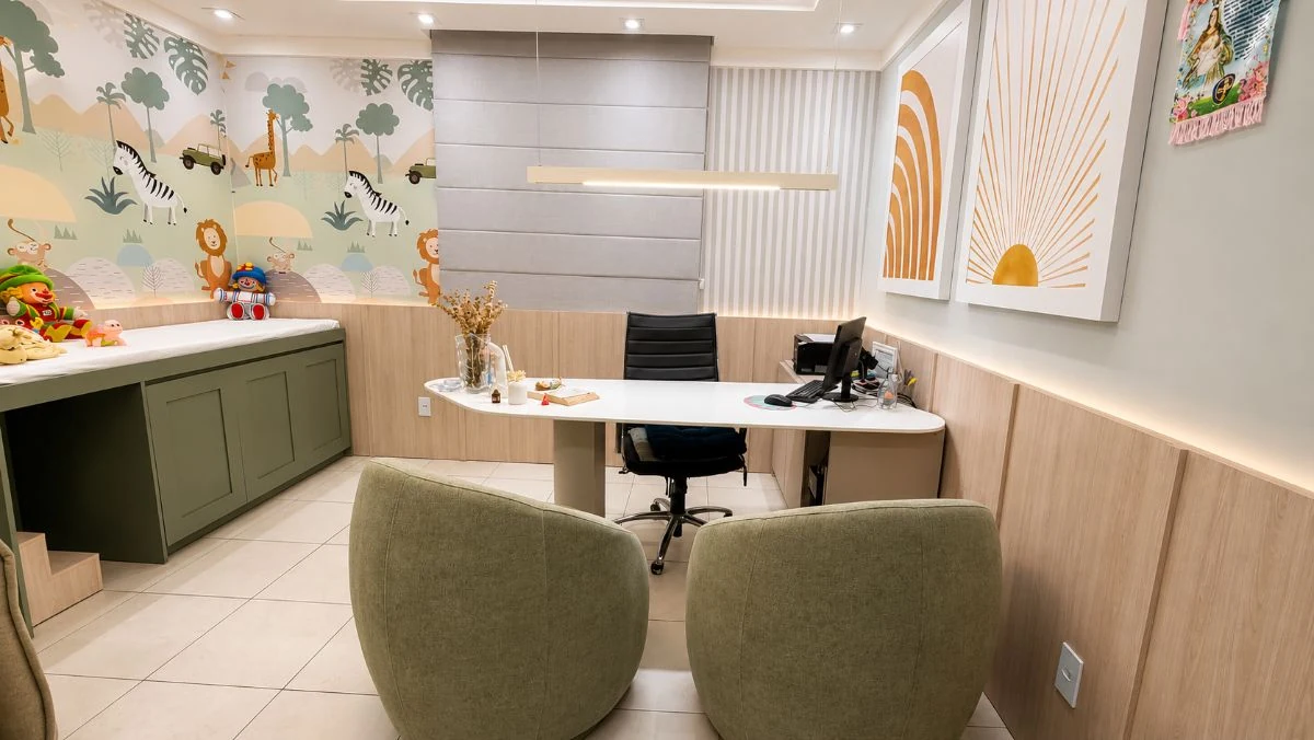 Sala de orientação com poltronas e mesa de atendimento
