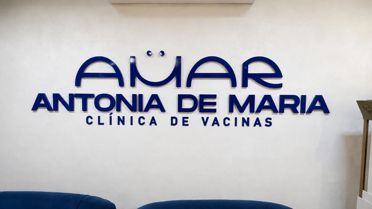 Marca Amar Vacinas · Antônia de Maria na parede da clínica