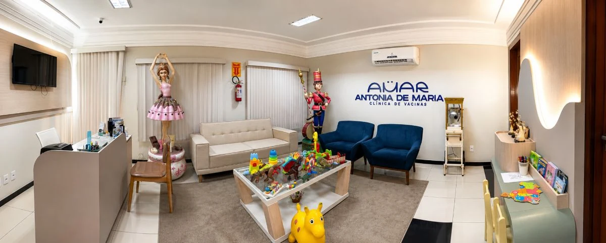 Recepção da Amar Vacinas com a marca na parede