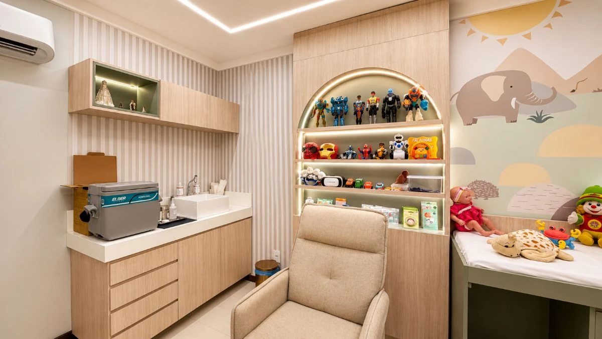 Sala de vacinação com poltrona de atendimento e bancada